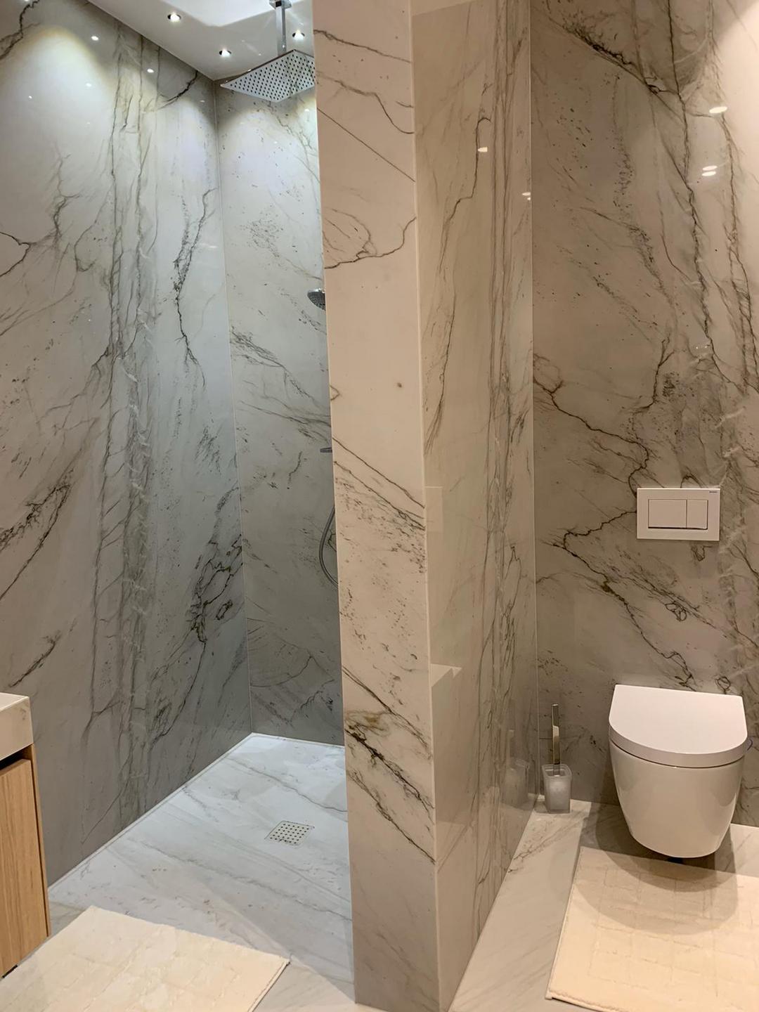 Elegantes Naturstein-Badezimmer mit Doppelwaschtisch