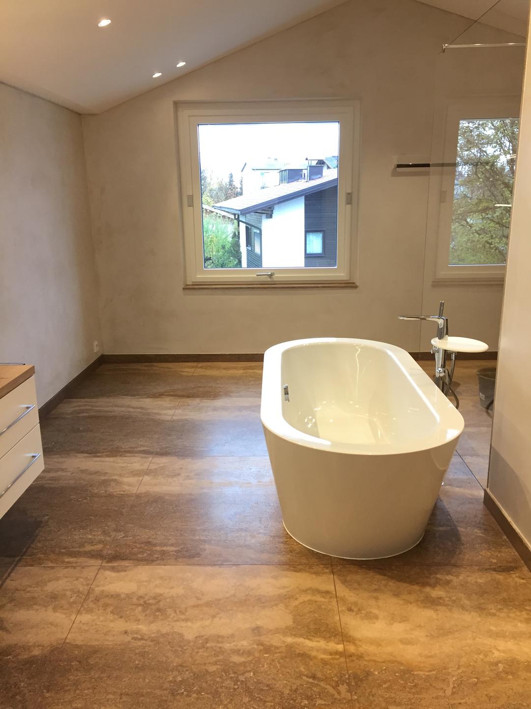 Naturstein-Dusche mit maßgefertigter Sitzbank