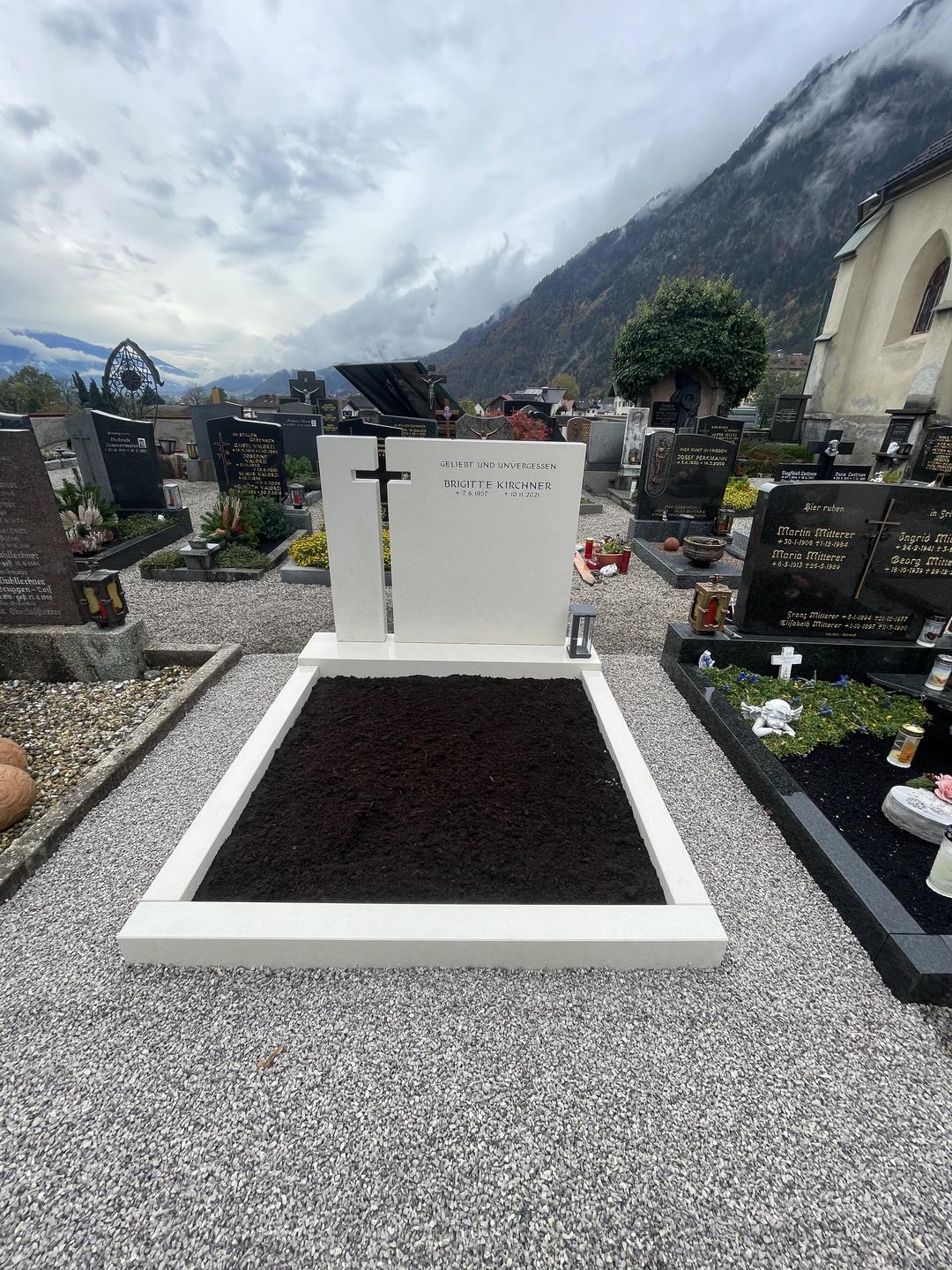 Individuell gestaltetes Grabdenkmal aus Naturstein