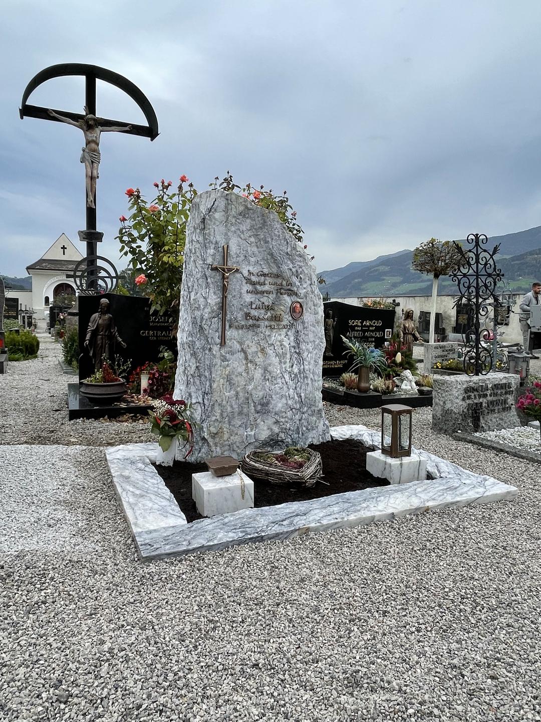 Klassischer Grabstein mit Bepflanzung