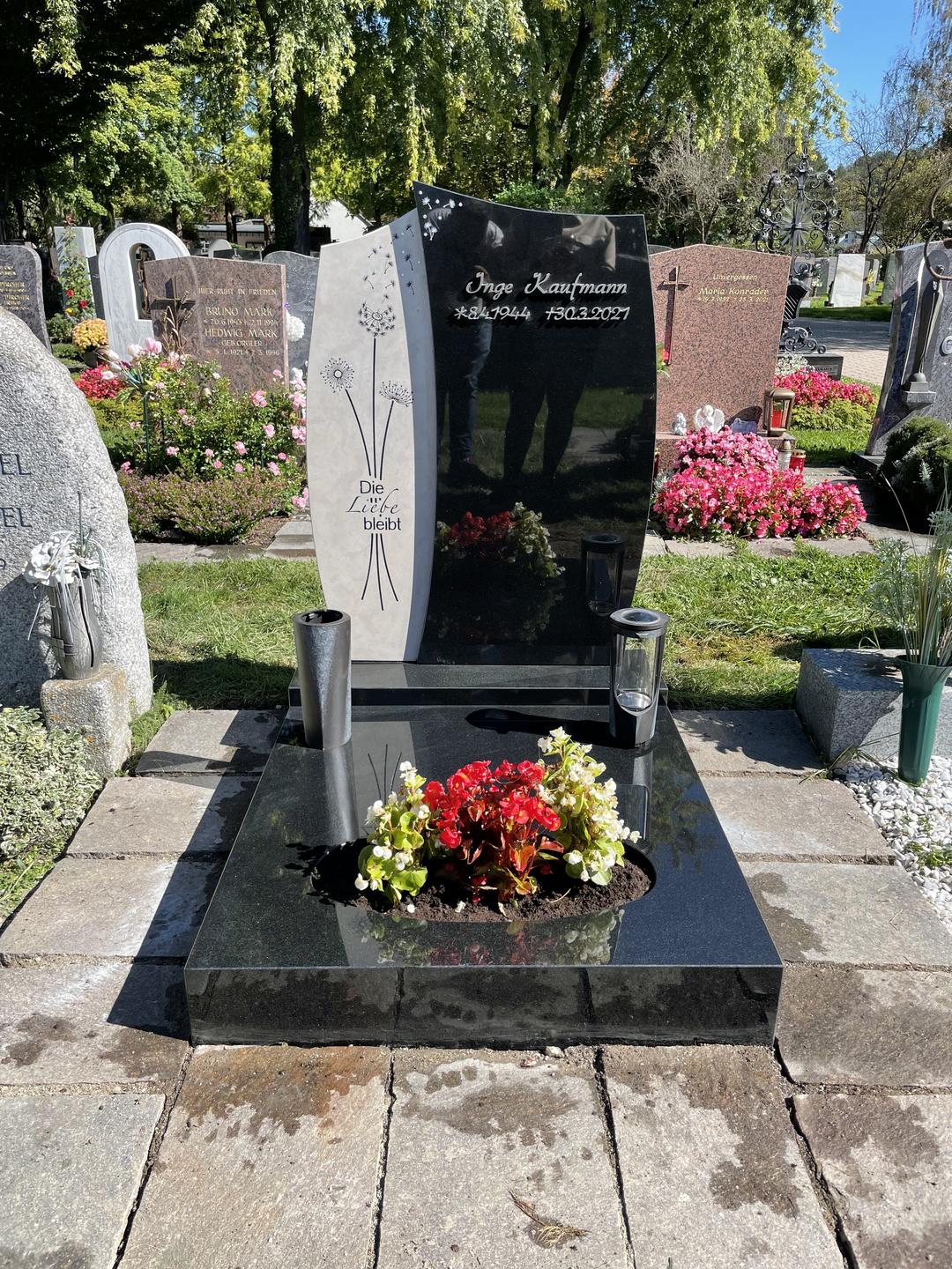 Liebevoll gestaltetes Grabdenkmal