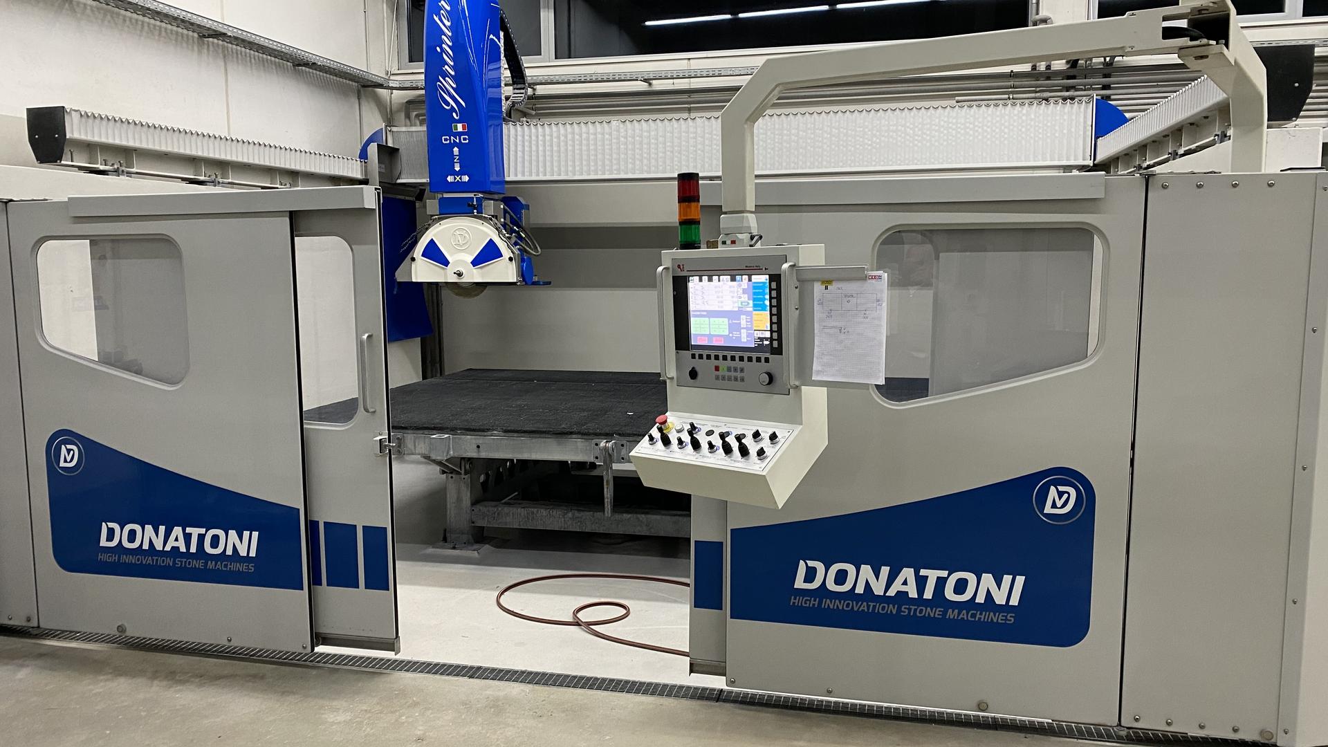 Steinmetz bei der Handarbeit in der Werkstatt