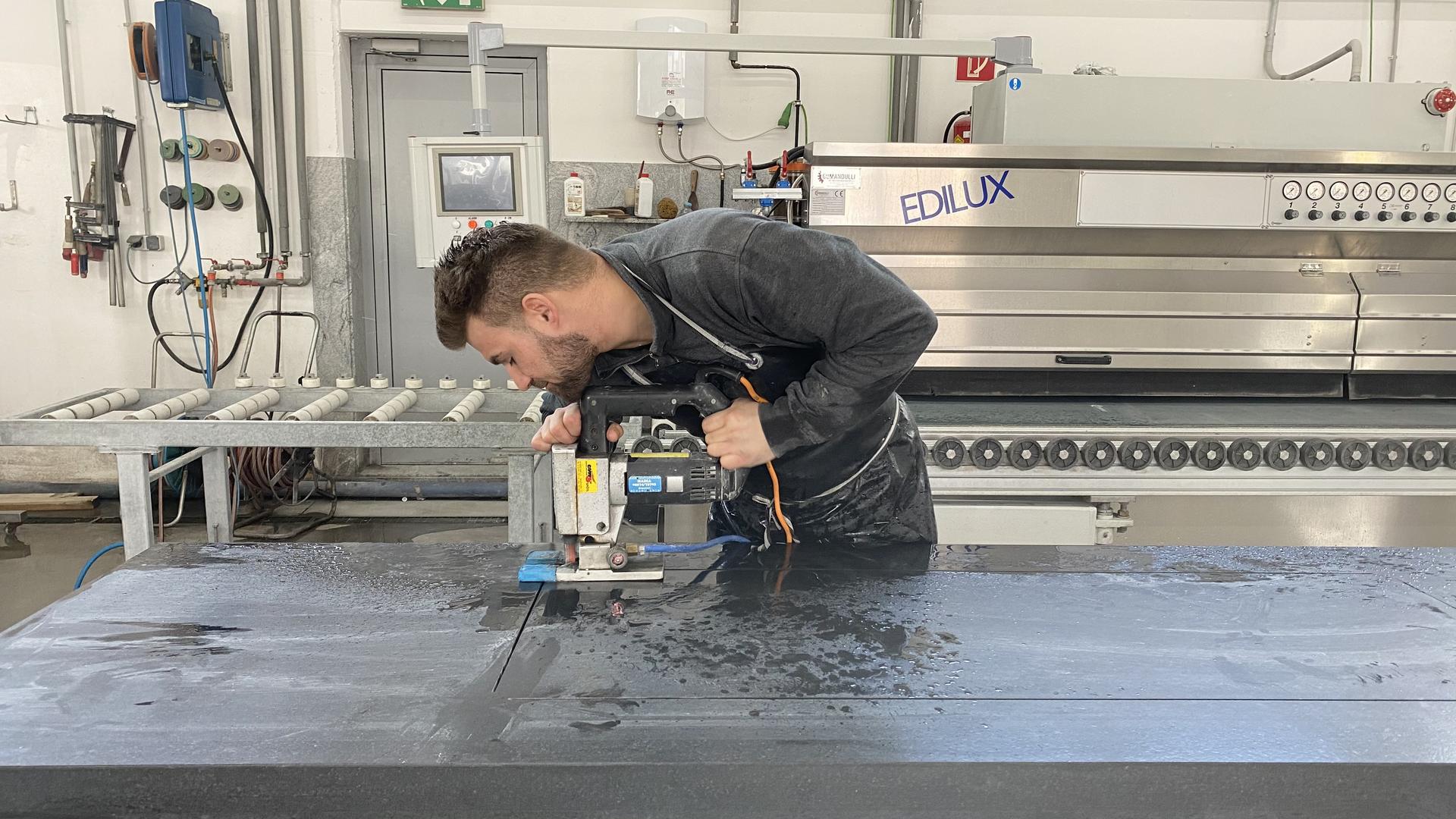 CNC-Präzisionsmaschine bei der Steinbearbeitung