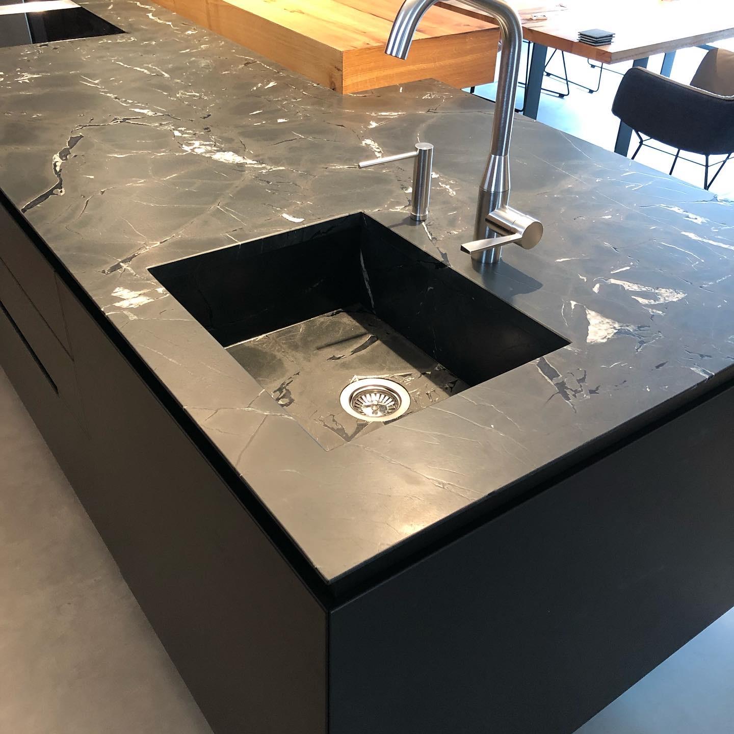 Naturstein-Arbeitsplatte mit integriertem Kochfeld
