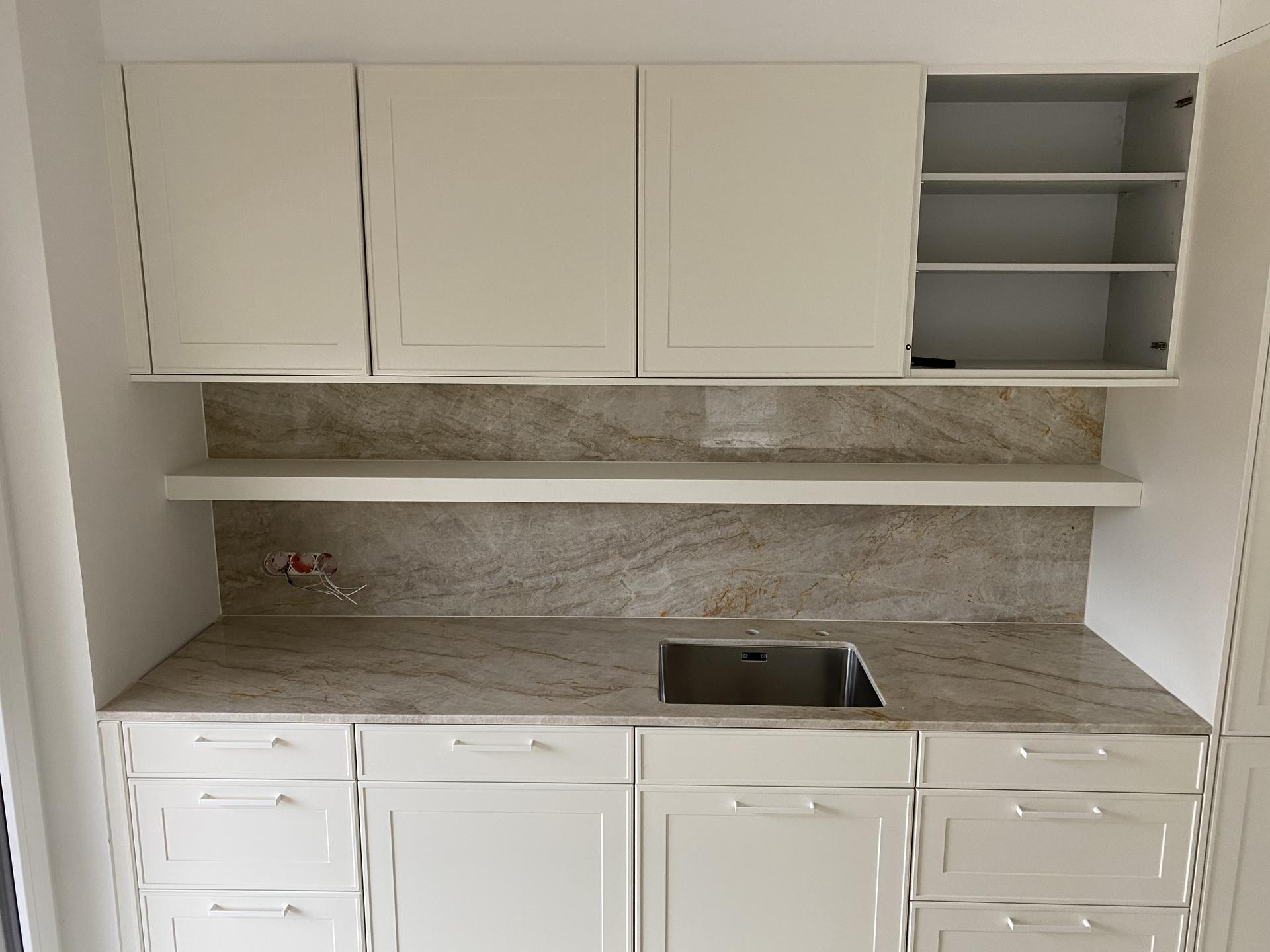 Moderne Küche mit Naturstein-Arbeitsfläche